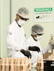 Equipe de produção e controle de qualidade Ecosmetics
